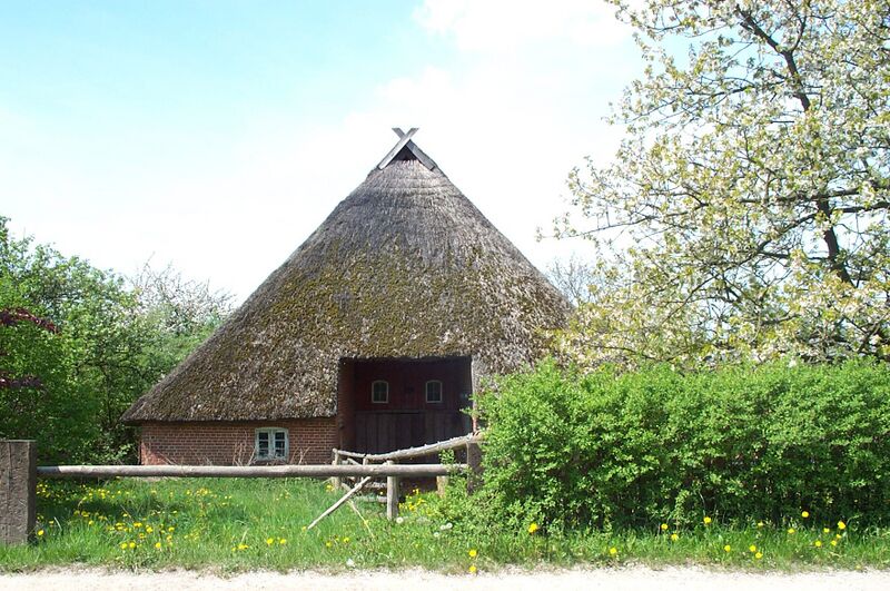 Datei:Qualitz-Reetgedecktes Haus.jpg