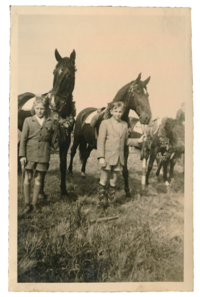 Datei:Ulrich Borchert beim Tonnenabschlagen.png