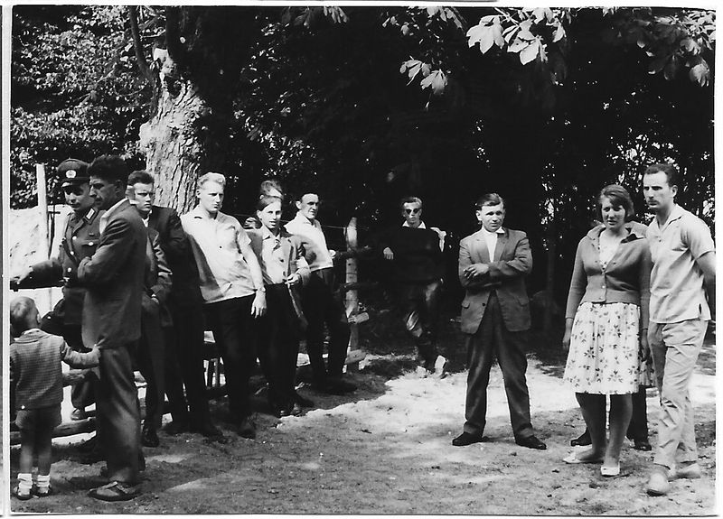 Datei:Beim Schützenfest.jpg