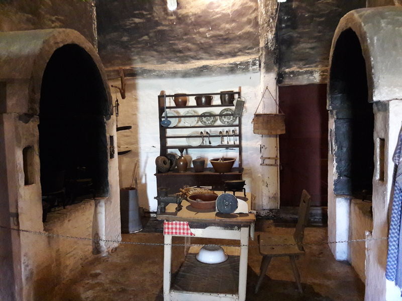 Datei:Katen voelkshagen kochstellen freilichtmuseum klockenhagen.jpg