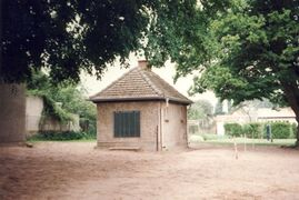 1998 ehem. Toilette für die Schule.jpg