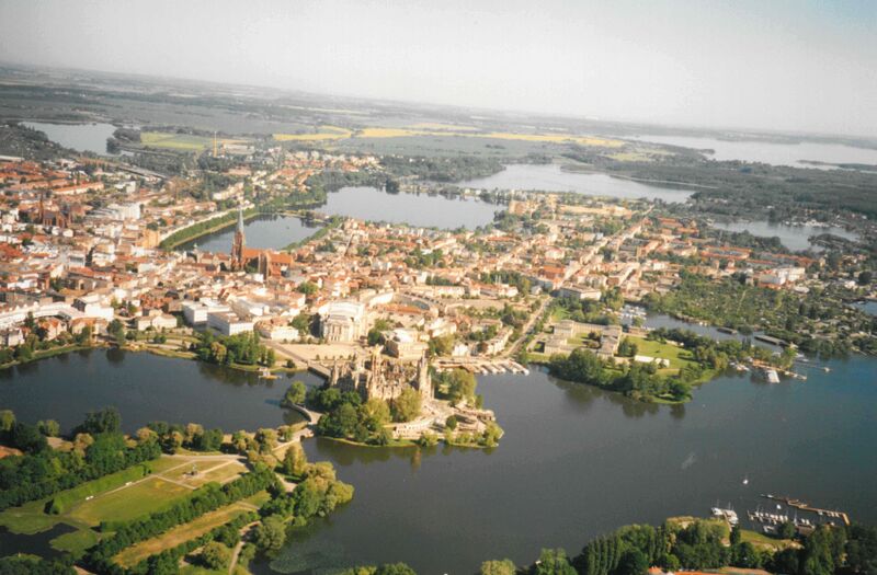 Datei:Schwerin-Luftbild 1121 (2000).jpg