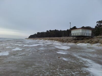 komplett überfrorener Strand