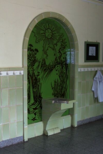 Datei:Glasmalerei Brunnen 1.jpg