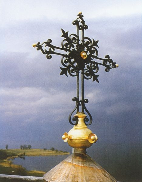 Datei:Kreuz Kirche Mönchow.jpg