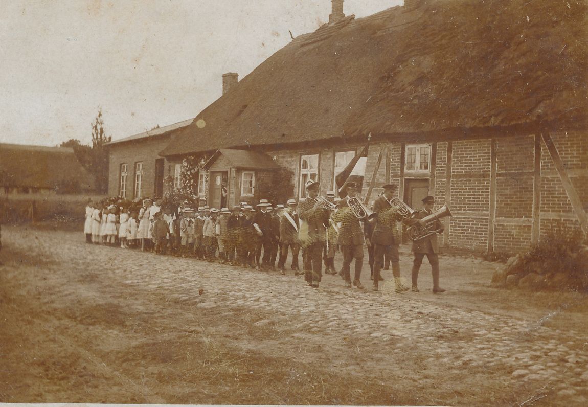 Abb.1 Dorfschule Völkshagen Schulzeit Sommer 1920 Kinderfest (Foto Otto Finck)