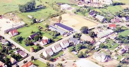 (2006) Auf der Freifläche ensteht später der ALDI. In den Flachbauten war früher die Gemeindeverwaltung