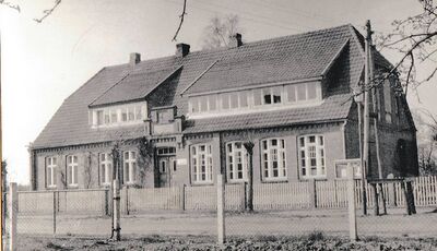 Die Schwanheider Schule, die 1919 erbaut wurde, mit Dachausbauten nach 195=