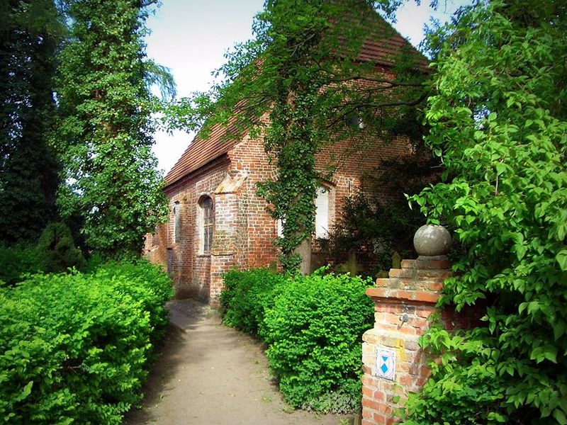 Datei:Morgenitz Eingang Kirchhof.jpg