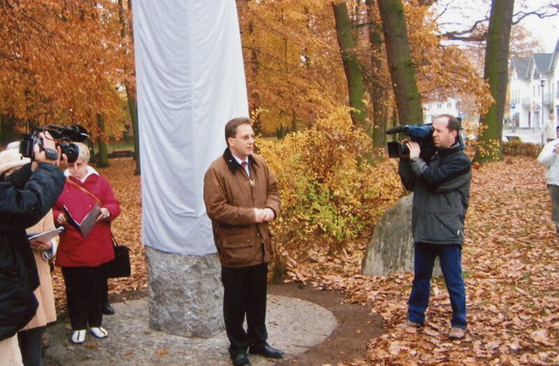 Datei:Zinnowitz-Einweihung Stele 19 11 06 (8).jpg