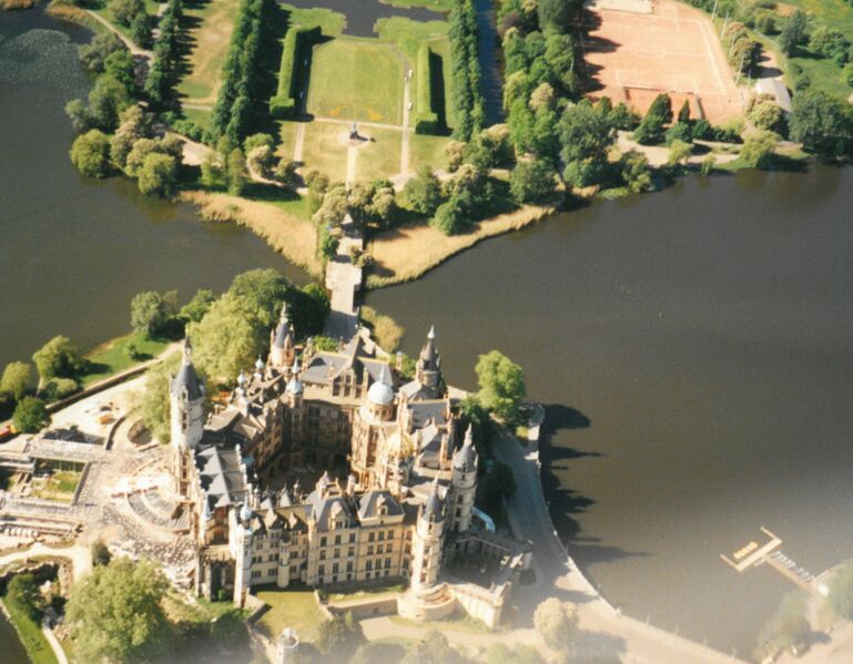 Datei:Schwerin-Luftbild 1160 (2000).jpg