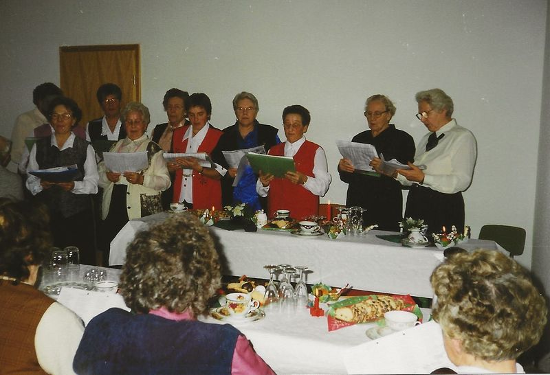 Datei:Weihnachtsfeier 1999 Gemeinderaum.jpg