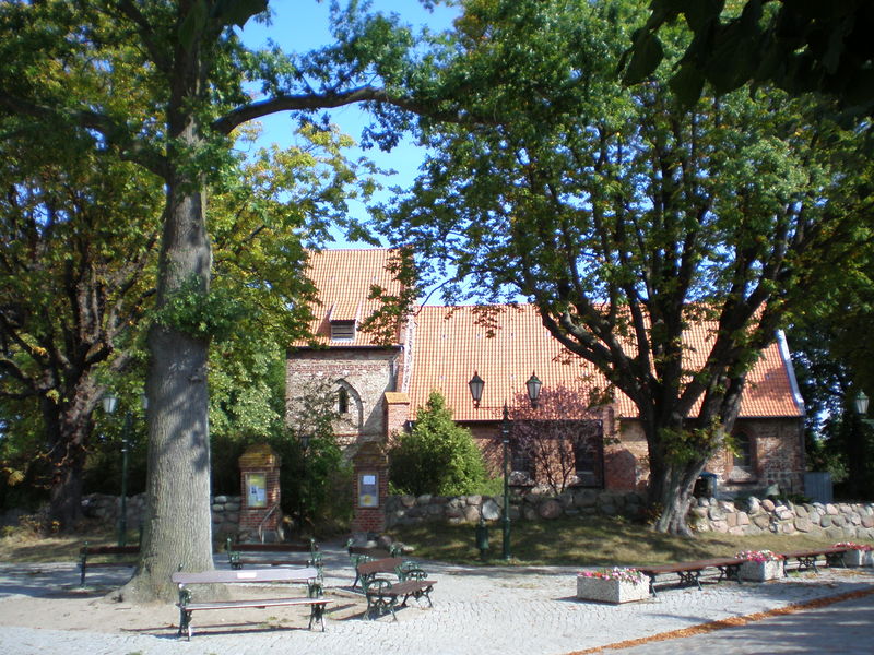 Datei:Kirche Koserow Eingang.jpg