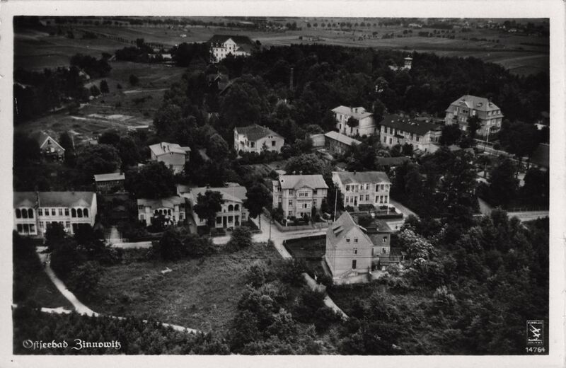 Datei:Zinnowitz AK018 Luftaufnahme 1942.jpg
