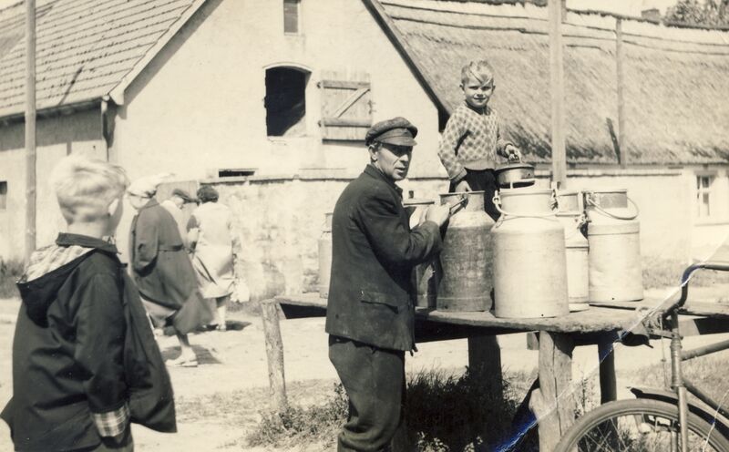 Datei:MIlchkannen Zempin.jpg